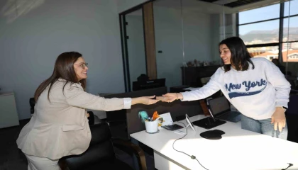 Alanya Belediyesinin kadın meclis üyelerinden anlamlı 8 Mart kutlaması