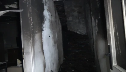 Alanyada 5 katlı binanın çatı katında çıkan yangın yürekleri ağıza getirdi