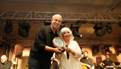 Alanyada Bedia Akartürk rüzgarı esti