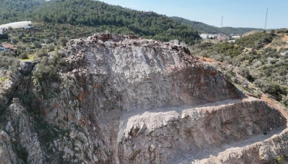 Alanyada dinamitle patlatılan dağ, karayolunu 6 saat kapalı tuttu