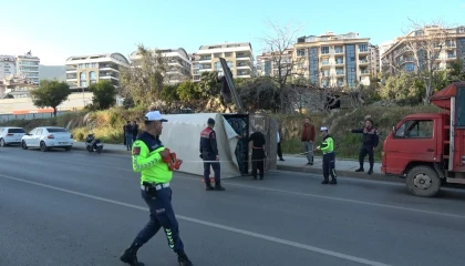 Alanyada muz yüklü kamyonet devrildi :1 yaralı