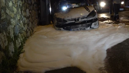 Alanyada park halindeki otomobil alevlere teslim oldu