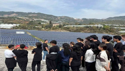 Alanyalı öğrenciler güneş enerjisi üretimini yerinde gördü