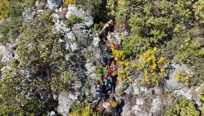 Alçak uçuş yaparken paraşütü makilere takıldı, düştüğü yerde mahsur kaldı