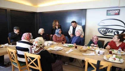 Alzheimer hastaları sosyalleşiyor