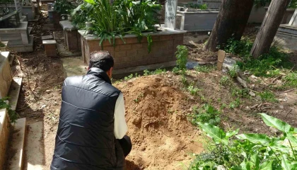Annesinin mezarında rüzgar gülü görünce şüphelendi, toprağı kazınca dehşete düştü