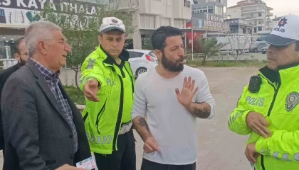 Antalyada 3 araçlı zincirleme kazada yara almayan sürücüler arasındaki kavgayı vatandaşlar ayırdı