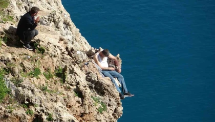 Antalyada 40 metrelik falezlerin ucunda can pazarı