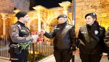 Antalyada 8 Martta görev yapan kadın polislere karanfil