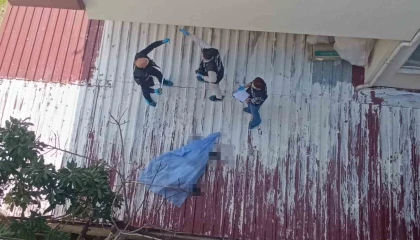 Antalyada apartmanın 3ncü katından zemin katın çatısına düşen kişi hayatını kaybetti
