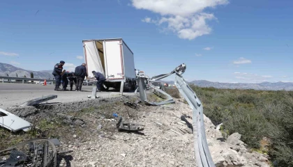 Antalyada feci kazada 1 kişi hayatını kaybetti, 2 kişi yaralandı