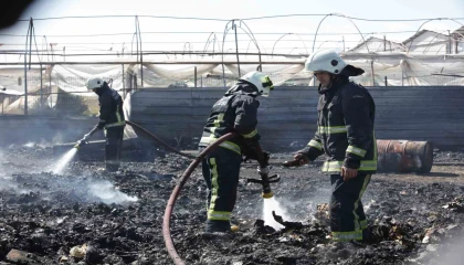 Antalyada hurdalıkta çıkan yangın korkuttu