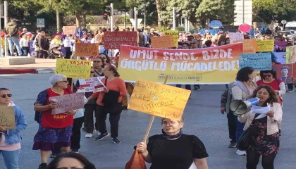 Antalyada kadınlar 8 Mart için yürüdü