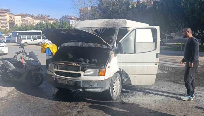 Antalyada kaportacıya bırakılan araçta yangın çıktı