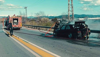 Antalyada seyir halindeki otomobilde yangın