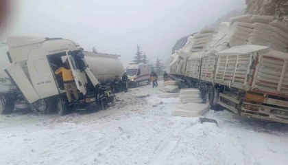 Antalyada tır ile tanker çarpıştı: 1 yaralı