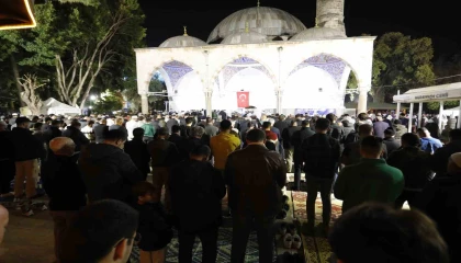 Antalyada vatandaşlar Kadir Gecesinde camileri doldurdu