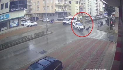 Araçla çarpışan motosikletin sürücüsü yola savruldu