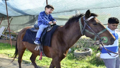 At binme çiftliğini özel ve kimsesiz çocukların hizmetine sundu