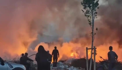 Atık malzeme yangınından çıkan dumanlar gökyüzünü kapladı
