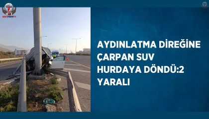 Aydınlatma direğine çarpan suv hurdaya döndü: 2 yaralı