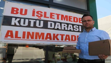 Baklava satışı yapan firma kutu darası tartışmasına 21 şubesine astığı pankartla son verdi
