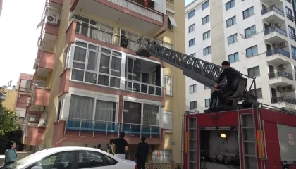 Balkondan merdivenle daireye giren ekipler yaşlı adamı uyurken buldu