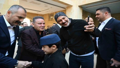 Başkan Muhitin Böcek vatandaşlarla bayramlaştı