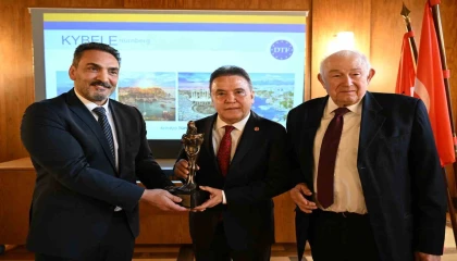 Başkan Muhittin Böcek Kybele ödülünü aldı