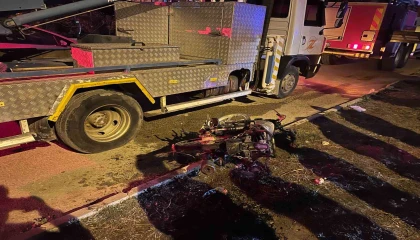 Bina girişine bırakılan motosiklet yandı