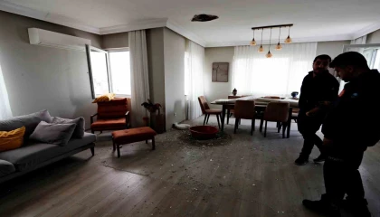 Bir anda düşen yıldırım bomba gibi patladı, apartmanda delik açıldı