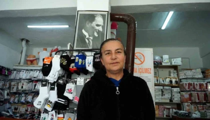 Burdurda 25 yıldır çorap satarak geçimini sağlıyor
