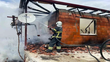 Burdurda çıkan yangında ev kullanılamaz hale geldi