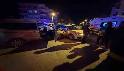 Burdurda hafif ticari araç ile otomobil çarpıştı: 2 yaralı