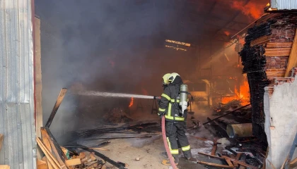 Burdurda kereste fabrikası çıkan yangında küle döndü