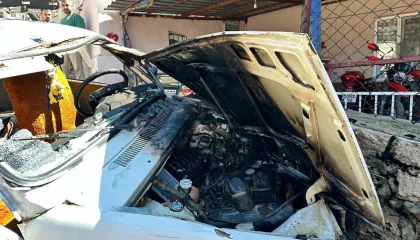 Burdurda kontrolden çıkan otomobil duvara çarpıp alev aldı: 2 yaralı