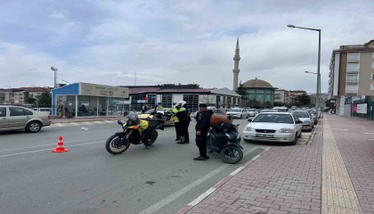 Burdurda otomobil ile motosikletin çarpıştığı kazada kurye yaralandı