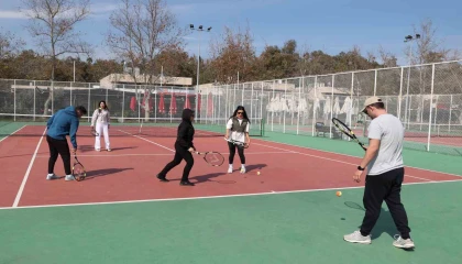 Büyükşehir Belediyesinden ücretsiz tenis eğitimi