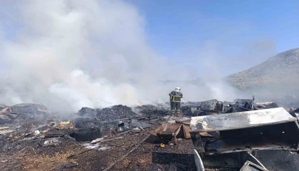 Çalıları yakarken, hurda tesisini yaktı