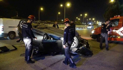 Çalıştığı oto galeriden emanet aldığı otomobille takla attı: 5 kişi kazayı burnu bile kanamadan atlattı