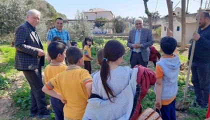 Çocuklar fidanları toprakla buluşturdu