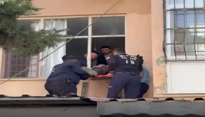 Damdan sarkarak evine girmeye çalıştı, sonu kötü bitti