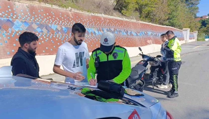 Denetime takılan ehliyetsiz sürücü ağabeyinin kimliğiyle uygulamayı atlatmak istedi