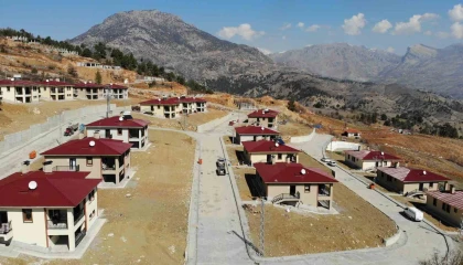 Depremde dev kayalar tahrip etmişti: Köy yeniden kuruldu yaşam başladı