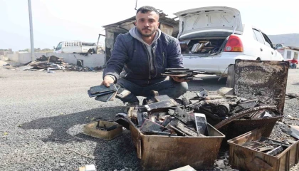 Depremde iş yeri yıkılan esnafın konteyner ekmek teknesi alevlere teslim oldu, onlarca cep telefonu kullanılmaz hale geldi