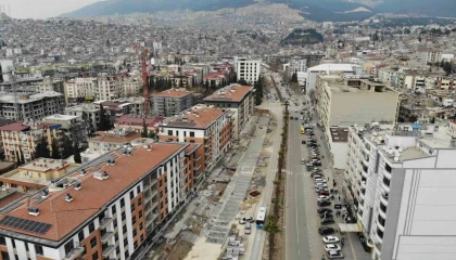 Depremin yıktığı şehrin en işlek caddesi hızla yapılıyor