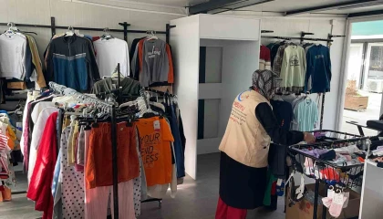 Depremzede vatandaşlara ücretsiz bayram alışverişi yaptıran mağaza