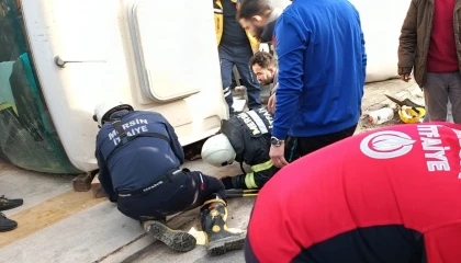 Devrilen beton mikserinin altında kalan sürücü yaralı kurtarıldı