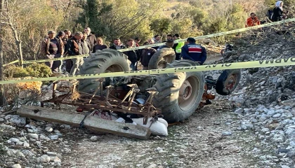 Devrilen traktörün altında kalan yaşlı adam hayatını kaybetti