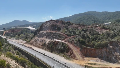 Dinamitle dağda kontrollü patlama yine korkuttu